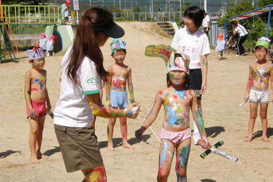 年長ペイント 年長児がボディペインティングをしました || 奈良文化幼稚園