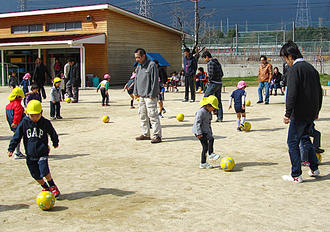 親子サッカー大会を開きました