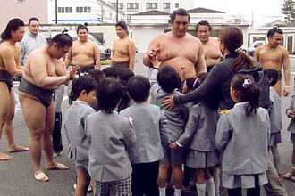 おすもうさんの稽古場を見学しました