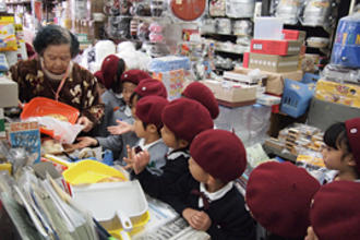 年中児が天神橋筋商店街へ「お店やさん見学」に行きました