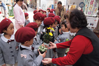 年中児が天神橋筋商店街へ「お店やさん見学」に行きました