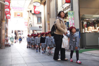 年中組が天神橋筋商店街へ「お店屋さん見学」に行きました