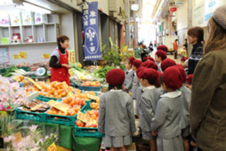 年長組が片塩商店街へ「お店屋さん見学」に行ってきました