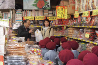 年中組が天神橋筋商店街へ「お店屋さん見学」に行きました