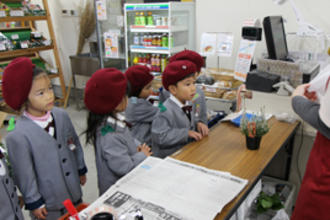 年長組が片塩商店街へ「お店屋さん見学」に行ってきました