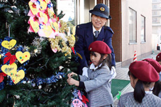 高田警察署でクリスマスツリーの点灯式に参加しました