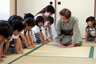 年長の園児がお茶の作法を学びました