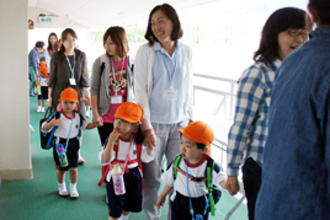 年少の園児たちが、幼稚園で雨の日遠足を楽しみました