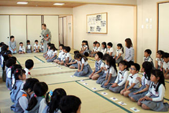 年長の園児がお茶の作法を学びました