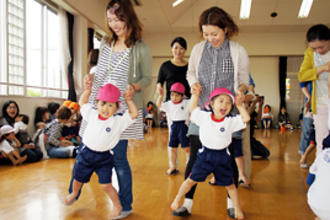 年少の園児たちが、幼稚園で雨の日遠足を楽しみました