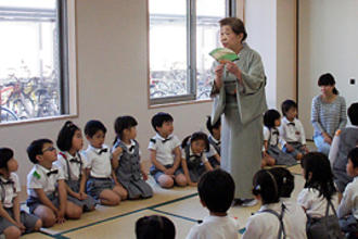 年長の園児がお茶の作法を学びました