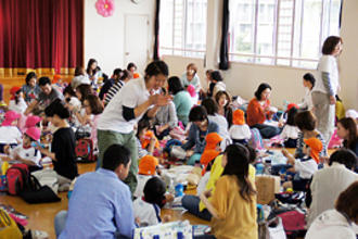 年少の園児たちが、幼稚園で雨の日遠足を楽しみました