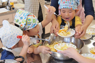 年長児が「親子クッキング」を楽しみました