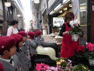 年長児が、片塩商店街へお店屋さん見学に行きました。（２０１４．１１．２８）