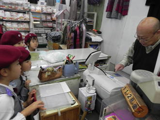 年長児が、片塩商店街へお店屋さん見学に行きました。（２０１４．１１．２８）