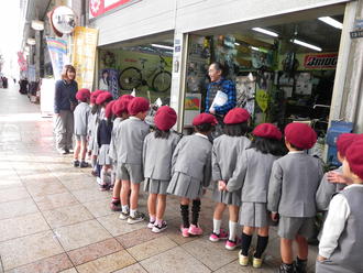 年長児が、片塩商店街へお店屋さん見学に行きました。（２０１４．１１．２８）