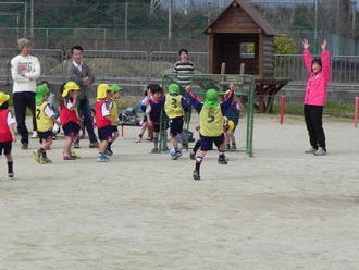 ｷｯｽﾞｸﾗﾌﾞｻｯｶｰで、親子ｻｯｶｰ大会を行いました。