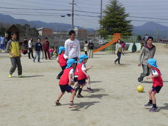 ｷｯｽﾞｸﾗﾌﾞｻｯｶｰで、親子ｻｯｶｰ大会を行いました。