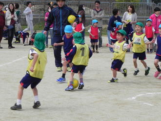 ｷｯｽﾞｸﾗﾌﾞｻｯｶｰで、親子ｻｯｶｰ大会を行いました。