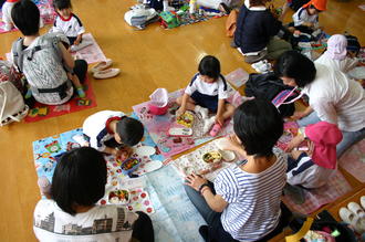 年少児が園内で親子遠足をしました。