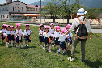 心地よい日差しの下「みどりの幼稚園」を楽しみました。