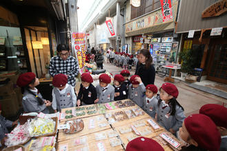 年長児が、片塩商店街へお店屋さん見学に出かけました。