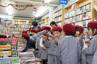 年長児が、片塩商店街へお店屋さん見学に出かけました。