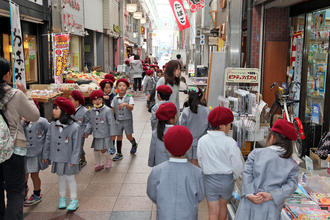 年長児が、片塩商店街へお店屋さん見学に出かけました。