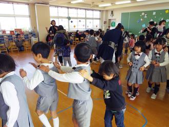 体験入園みつばちぶん「年長さんと触れ合い遊びを楽しみましょう」を開催しました