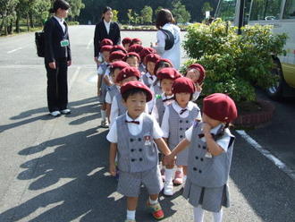 秋の遠足で年少児が橿原神宮公苑に行きました