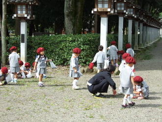 秋の遠足で年少児が橿原神宮公苑に行きました