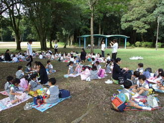 秋の遠足で年少児が橿原神宮公苑に行きました