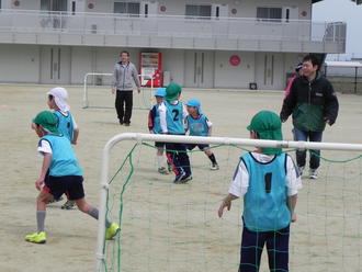 親子サッカー大会を行いました。