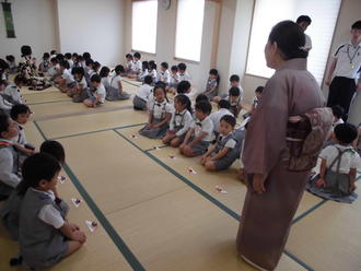 年長児が第1回お茶会を行いました。