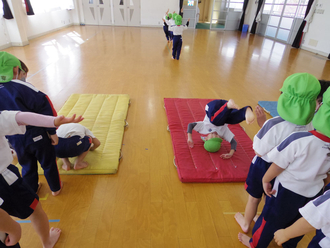 年中児の体育あそびを行いました