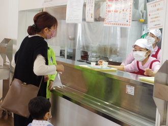 給食試食会を開催しました