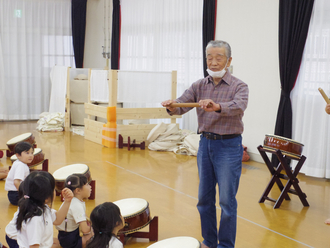 音楽発表会に向けて和太鼓の練習をしました（年長児）