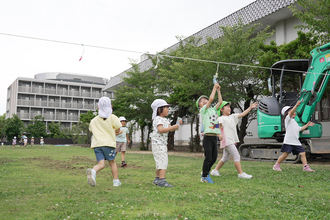 6/17(月)、年長児保護者様のご厚意で、奈良文化幼稚園に「はたらく車」がやってきました！