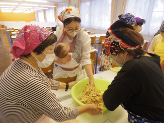 子育てトークサロン「ほっこり」で味噌づくりを行いました