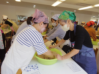 子育てトークサロン「ほっこり」で味噌づくりを行いました