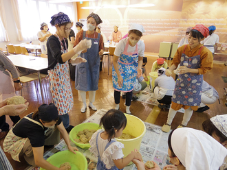 子育てトークサロン「ほっこり」で味噌づくりを行いました