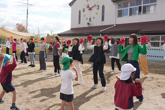 園庭わんぱくの森で、コーラス部のお母さんたちによる青空コンサートが開催されました