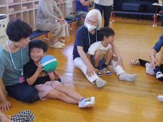 年長児を対象に敬老参観を行いました