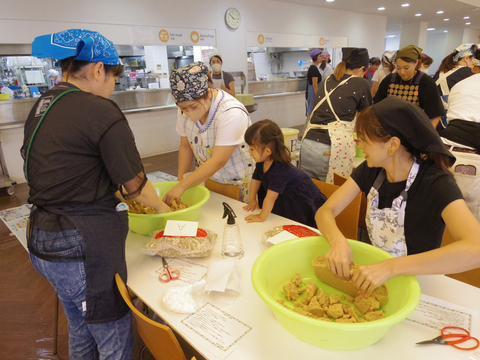 子育てトークサロン「ほっこり」で味噌づくりを行いました