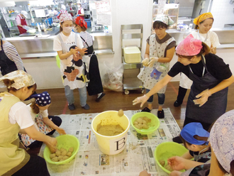 子育てトークサロン「ほっこり」で味噌づくりを行いました