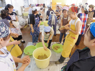 子育てトークサロン「ほっこり」で味噌づくりを行いました
