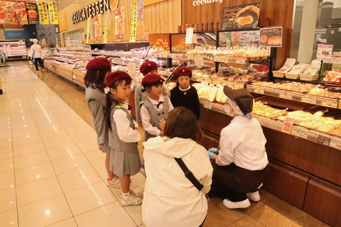 年長児が「地域に出かけよう！」でスーパーでお買いもの体験しました