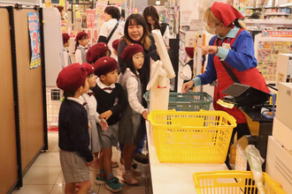 年長児が「地域に出かけよう!」でスーパーでお買いもの体験しました