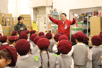 年長児が「地域に出かけよう!」でスーパーでお買いもの体験しました