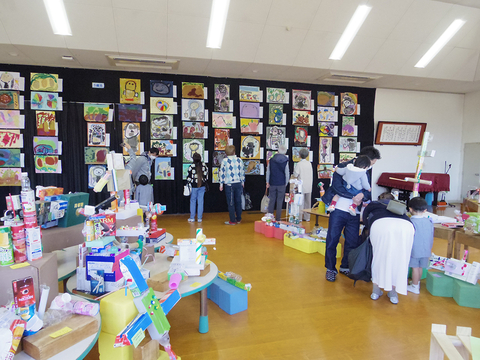 子ども作品展を行いました